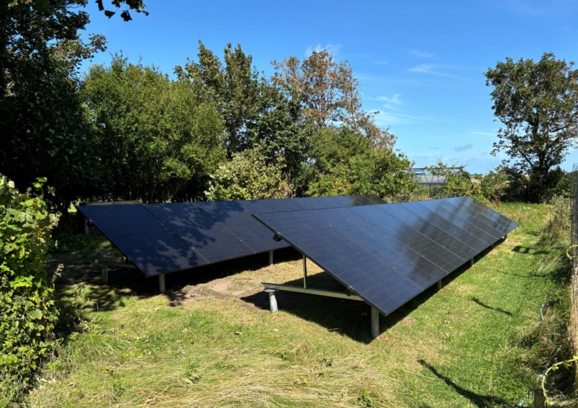 Read more about the article Solcelleinstallation og varmepumpeprojekt i privat have​