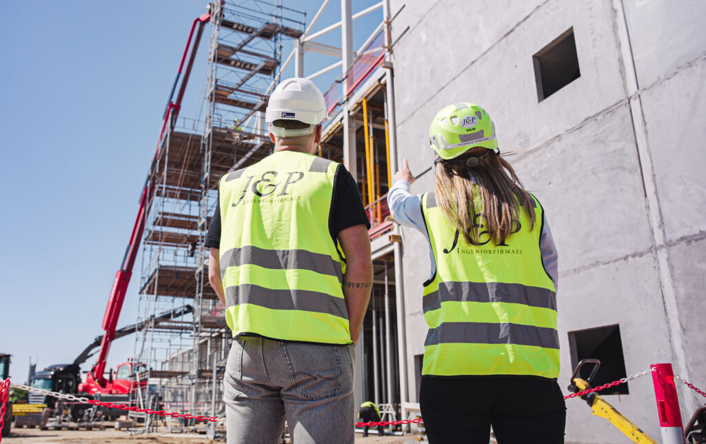 To medarbejdere fra J&P Ingeniørfirmaet inspicerer byggeri