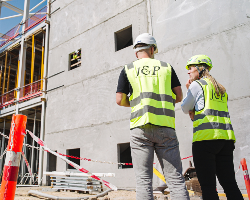 Ingeniører fra J&P inspicerer facade og konstruktion under byggeri