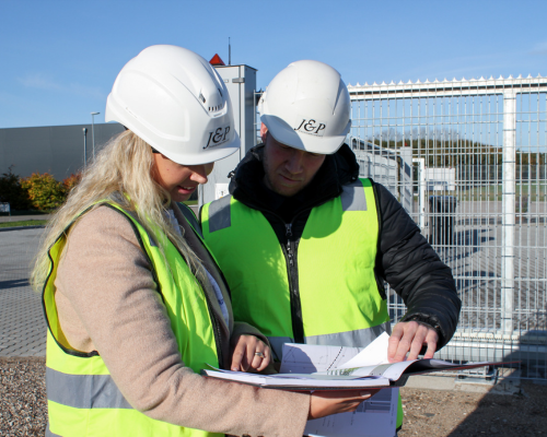 Ingeniører fra J&P gennemgår tegninger og projektplan på byggeplads