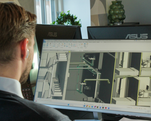 Ingeniør hos J&P projekterer installationer i 3D-model