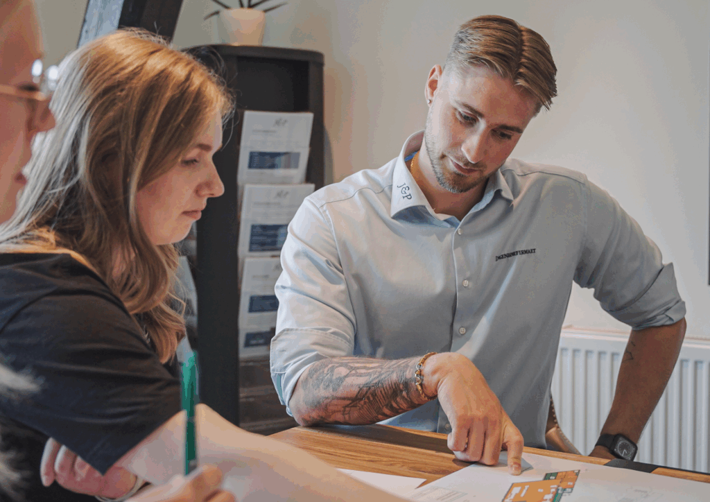 Ingeniør fra J&P gennemgår byggetegninger med kunder