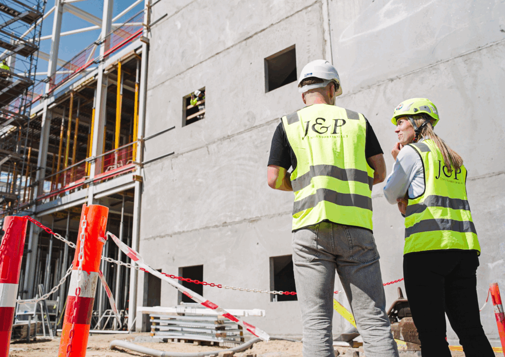 J&P Ingeniørfirmaet rådgiver på byggeplads ved opførelse af betonbyggeri